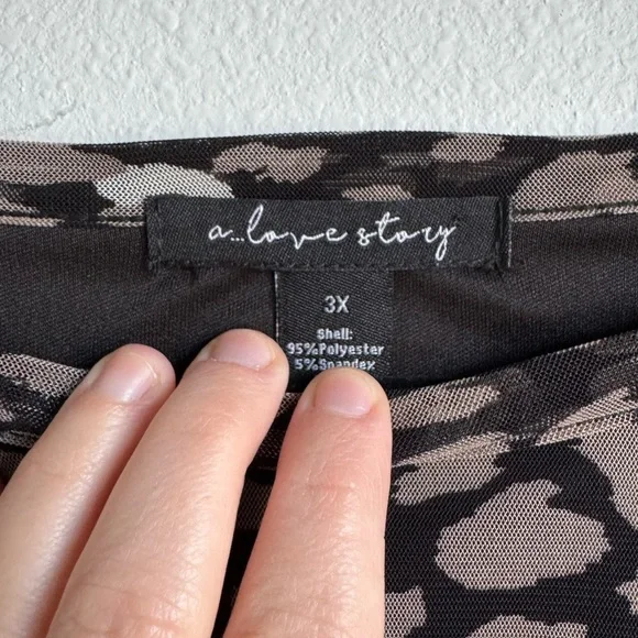 A Love Story Black and Champagne Patterned Blouse - Picture 3 of 3
